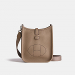 Madinga moteri&scaron;ka vienspalvė paprasta maža kvadratinė rankinė tekstūrinė vieno peties crossbody PU su raidėmis gatvės krep&scaron;ys 17*5*19cm one size &scaron;viesiai ruda spalva