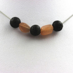 Pierres et Min&eacute;raux. Collier perles Lave 8 mm + Pierre de soleil de Tanzanie Chaine en acier inoxydable.