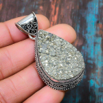 Pirite Druzy brangakmenis 925 sterlingas sidabrinis rankų darbo nuostabus papuo&scaron;alų pakabukas 2.09 inches balta