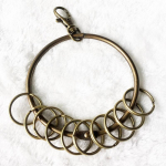 &bdquo;Didelė 8,5 cm retro stiliaus raktų pakabuko sagtis namų &scaron;eimininkei, &scaron;eimininkui ar &bdquo;pasidaryk pats&ldquo; raktų laikymui&ldquo;