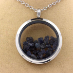 Pierres et Min&eacute;raux. Collier Saphir brut. Mod&egrave;le M&eacute;daillon 25 mm. Couleur Argent.