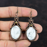 Howlite auskarai Vario viela apvyti auskarai Rankų darbo papuo&scaron;alai Brangakmenių vario papuo&scaron;alai Dizainerio auskarai Vielos apvyti papuo&scaron;alai Vestuvinės dovanos