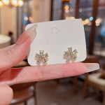 S925 sidabriniai cirkonio gėlių auskarai - madingi, universalūs ir eleganti&scaron;ki moterims auksas