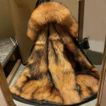 Vyri&scaron;ki vidutinio ilgio audinės dirbtinio kailio parkerio drabužiai lapės kailio pastorintu pamu&scaron;alu, nuimami kailiniai XL gelsvai ruda