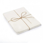 Pakuotėje yra 50 lapų akvarelinio popieriaus i&scaron; 150 GSM Virgin Cotton rankų darbo popieriaus su i&scaron;lenktais kra&scaron;tais