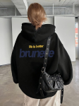 Tai gobtuvas su pilku pagrindu ir geltonu &scaron;ūkiu &bdquo;Life Is Better&ldquo; bei tamsiai mėlynu užra&scaron;u &bdquo;Brunette&ldquo; ant nugaros, co XXXL white
