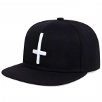 &bdquo;Snapback&ldquo; beisbolo kepurė su kryželiu siuvinėjimu reguliuojamos kepurės jaunimui. juoda