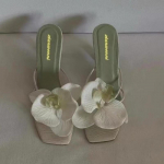 Naujos vasarinės stiletto basutės moterims, kvadratiniu priekiu, atviru pir&scaron;tu, plonos, su gėlėmis, įslystamos, auk&scaron;takulnės &scaron;lepetės 35 raudona