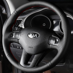 Rankomis siūtos vairo apdangalai Juodos mikropluo&scaron;to odos automobilio vairo apdangalas Kia Sportage 3 2011-2014 Kia Ceed 2010 Red Thread