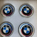 4 vnt. 56/68 mm plaukiojantys ratų centriniai dangteliai BMW 50-mečiui &ndash; Tinka G20 X3 X5 E39 E46 E60 F10 F30 2455268/2455269 56mm 4pcs