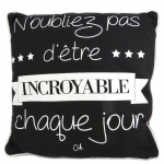 Les Tr&eacute;sors De Lily [P1430] - Coussin cr&eacute;ateur 'Citations' noir (N'oubliez pas d'&ecirc;tre incroyable chaque jour) - 38 cm