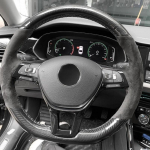Rankomis susiūtas mink&scaron;tas juodas anglies pluo&scaron;tas juodas zom&scaron;inis automobilio vairo dangtelis, skirtas Volkswagen Golf 7 Mk7 Passat B8