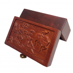 Vintažinė medinė ūkininko reljefinė papuo&scaron;alų smulkmenų laikymo dėžutė su sagtimi