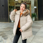 Medvilninė pamink&scaron;tinta striukė moterims žieminė su kailiniu kapi&scaron;onu parka striukė trumpa moteri&scaron;ka laisva su rai&scaron;teliais &scaron;ilta kasdienė žieminė striukė moteri&scaron;ka XXL balta