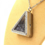 Pierres et Min&eacute;raux. Collier Saphir brut. Mod&egrave;le triangle.