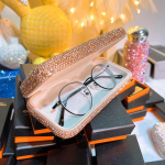 Prabangus deimantais inkrustuotas akinių dėklas: Eleganti&scaron;kas ir ne&scaron;iojamas akinių nuo saulės ir dioptrinių akinių laikiklis &scaron;ampanas