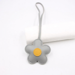 Naujas MIU vy&scaron;nių žiedų mažų gėlių formos odinis bagažo pakabukas, drabužių aksesuarai, derantys aksesuarai Double sided stamen hanging rope flower balta
