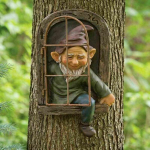 Elfas i&scaron; durų / langas Tree Hugger Naughty Garden Gnome Statula medžio dekoras men įvairiaspalvis