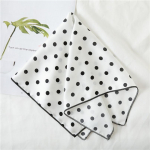 Bandanas &Scaron;alikai Kvadratinė skara Satino galvos skara Mink&scaron;to &scaron;ilko jausminga nosinaitė Polka ta&scaron;ku marginta skara balta