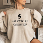 TV serialas &bdquo;Vampyro dienora&scaron;čiai&ldquo; megztiniai &bdquo;Salvatore internatinės mokyklos&ldquo; megztiniai Damon Stefan Salvatore &bdquo;Mystic Falls Crewneck&ldquo; megztiniai S smėlis