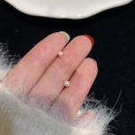 Juodieji kvadratiniai auskarai moteri&scaron;ki i&scaron;skirtiniai ir maži keturių nagų perlų auskarai Paprasti &scaron;viesūs prabangūs auskarai