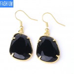 Geometriniai natūralaus kri&scaron;tolo auskarai su letenomis, auksiniai kabantys ereliai, supjaustyti auskarai black agate
