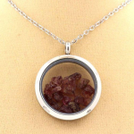 Pierres et Min&eacute;raux. Collier Grenat Rhodolite brut. Mod&egrave;le M&eacute;daillon 25 mm. Couleur Argent.