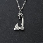 Vilkų galva ir didelis vikingų kirvis nerūdijančio plieno pakabukas su virvele odiniais karoliais, vikingų karoliai, skandinavų karoliai, skandinavų juvelyrikos kirvio karoliai
