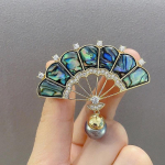 Rūmų stiliaus auksuotas abalono kriauklės vėduoklės segė su cirkoniu ir perlu