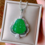 Papuo&scaron;alai Žalias Chalcedonas Baltas Chalcedonas Besijuokiantis Buda Gongo Priedai Maitrėjos Prekės Karoliai Mažasis Buda Gongas