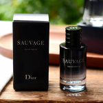 Dior Sauvage Eau de Parfum 10 ml - Sodrus, medienos aromatas, kuris yra rafinuotas, eleganti&scaron;kas ir ilgai i&scaron;liekantis.