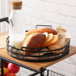 Medinis padėklas, pagardų laikiklis su dvigubomis rankenomis, serviravimo stalo tvarkymas, duonos laikymas