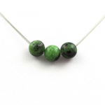 Pierres et Min&eacute;raux. Collier 3 perles Epidote d'Australie 8 mm Chaine en acier inoxydable.