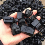 Naujas natūralaus juodo turmalino neapdoroto akmens uolienų mineralinio pavyzdžio gydymas