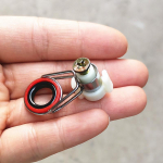 Didelė universali aitvaro ritė su dvigubu kreipiančiuoju valo vyniotuvu ir rankiniu ratuku