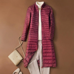 Moteri&scaron;ki itin lengvi pūkiniai &scaron;varkai su stačia apykakle, lieknas siluetas, iki kelių, su baltųjų ančių pūkais, moteri&scaron;ki pūkiniai parkai, moteri&scaron;ki paltai XXL vyno raudonos spalvos