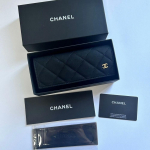 Chanel juodas dygsniuotas audinio akinių dėklas juoda