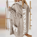 Ilgas megztinis su gobtuvu, monograma, moteri&scaron;kas megztinis, megztas paltas L &scaron;viesios chaki spalvos