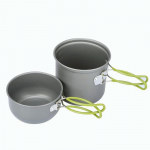 Stovyklavietės virtuvės reikmenys, ne&scaron;iojami lauke, aliuminio indai, vandens puodeliai, sulankstoma rankena pilka