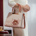 Middle-aged women's handbag 2023 winter new model, high-end feel, fashionable and versatile, large-capacity crossbody bag Default smėlis