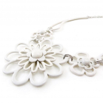 NOA [I9960] - Collier Cr&eacute;ateur 'Marguerite' blanc balta
