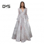 Moteri&scaron;ka vakarinė suknelė gilia V formos i&scaron;kirpte, nėriniuota, gėlėmis siuvinėta maksi suknelė A silueto, dideliu klostuotu sijonu, ilgomis žibinto formos rankovėmis, auk&scaron;tu liemeniu, klostuota, puo&scaron;ni suknelė i&scaron;leistuvių vakarėliui S balta