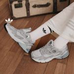 Adidas JENNIE's Derančios kepurės Batai ASTIR Storu padu sportiniai batai Adidas Dobilų ra&scaron;tas GZ3569 35.5 pilka