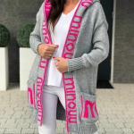 Ilgas megztinis su gobtuvu, monograma, moteri&scaron;kas megztinis, megztas paltas M pilka