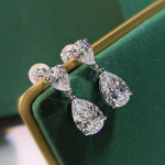 POMOiii Klasikiniai kri&scaron;toliniai kubiniai cirkonio auskarai moterims, auk&scaron;tos kokybės sužadėtuvių aksesuarai, nesenstančio stiliaus papuo&scaron;alai balta