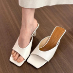 Madingi moteri&scaron;ki batai 2024 Madingi kvadratinio pir&scaron;to basutės su dirželiu per kulną Moteri&scaron;kos &scaron;lepetės Vasariniai atviro pir&scaron;to vienspalviai Suknelės stiletto arba plono kulno &scaron;lepetės 35