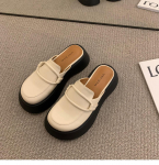 Viena koja įsispyrusi į tinginius mokasinus, naujos 2025 m. bandelių storapadžiai krep&scaron;io galvos pusiau &scaron;lepetės, vasarą moterys dėvi vėsias &scaron;lepetes 35