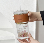 Amerikieti&scaron;ko stiliaus didelis stiklinis puodelis su &scaron;iaudeliu ir dangteliu - Vertikalus ra&scaron;tas, Idealus vasaros &scaron;altiems gėrimams, Nemokamas pristatymas Large Vertical Pattern Straw Cup