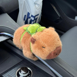Mielas Capybara pliu&scaron;inis automobilio prietaisų skydelio papuo&scaron;imas &ndash; mink&scaron;tas gyvūninis ornamentas transporto priemonės interjerui ruda