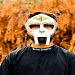 MF doom kaukė be rūdžių ir veidrodžio apdailos beproti&scaron;ko piktadario kaukė Aliuminio veido &scaron;arvų kaukė Cosplay Roleplay Helovino vakarėlio kaukė Geriausia dovana